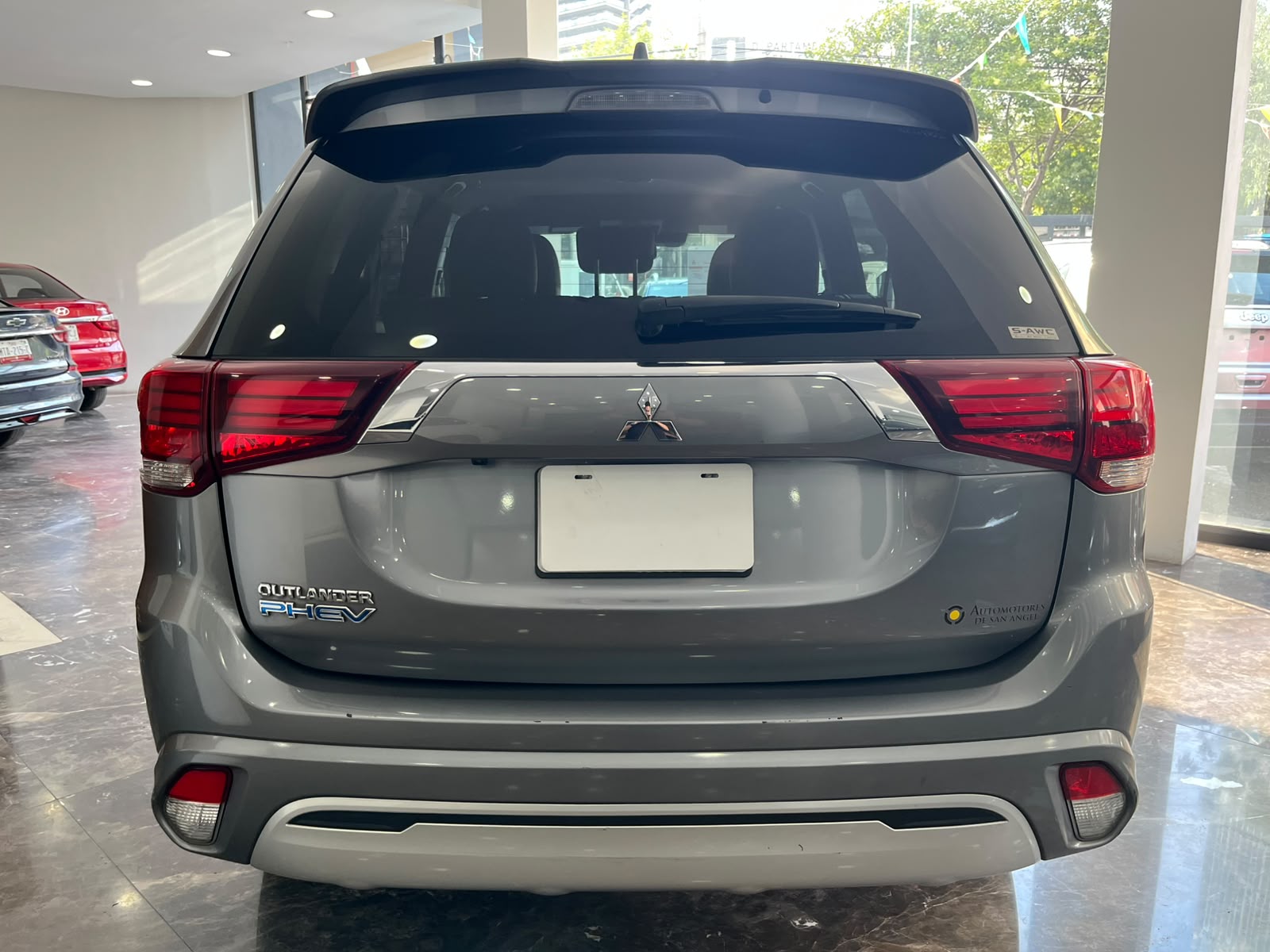 2022 MITSUBISHI Outlander VUD (línea nueva) 5 pts. Limited, PHEV, TA, QC, f. led, RA-18, 4x4