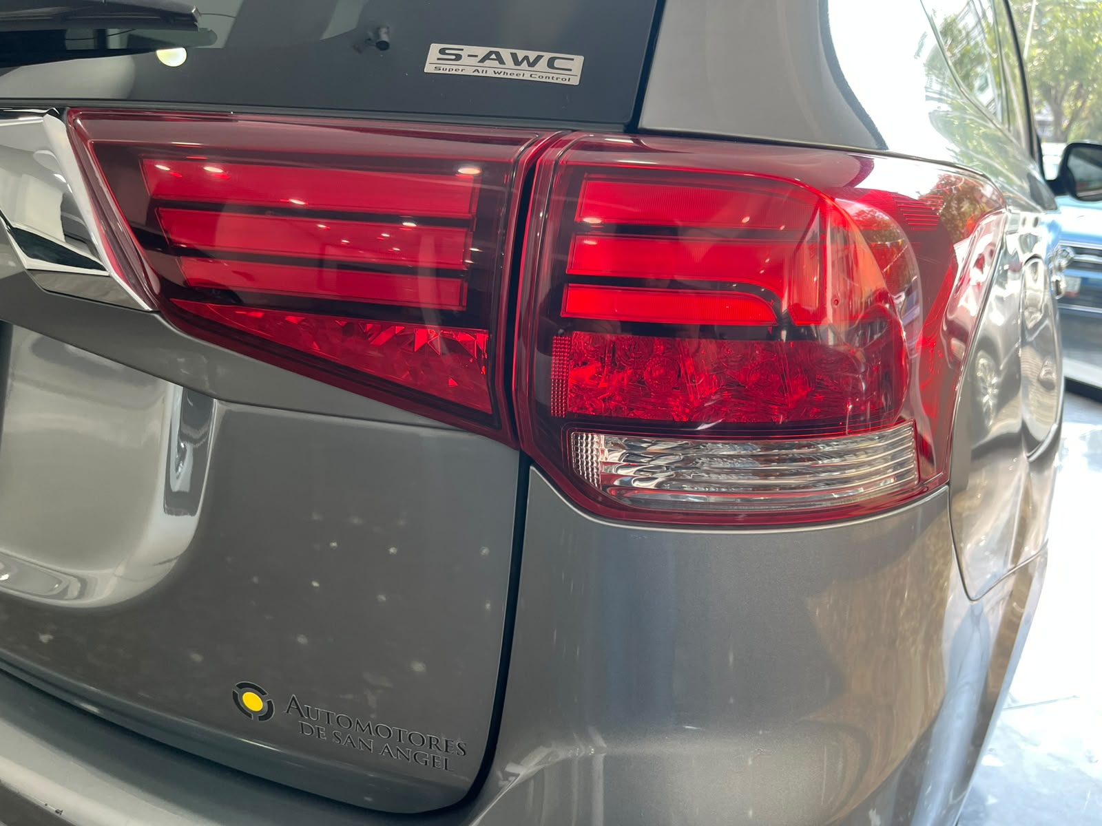 2022 MITSUBISHI Outlander VUD (línea nueva) 5 pts. Limited, PHEV, TA, QC, f. led, RA-18, 4x4