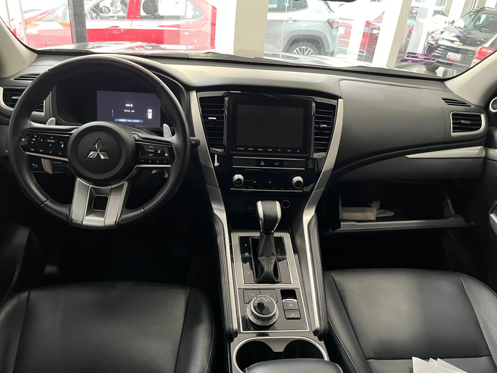2024 MITSUBISHI Montero VUD 5 pts. SE Plus, 3.0l, TA, QC, f. niebla, 7 pas., RA-18 bitono, 4x4