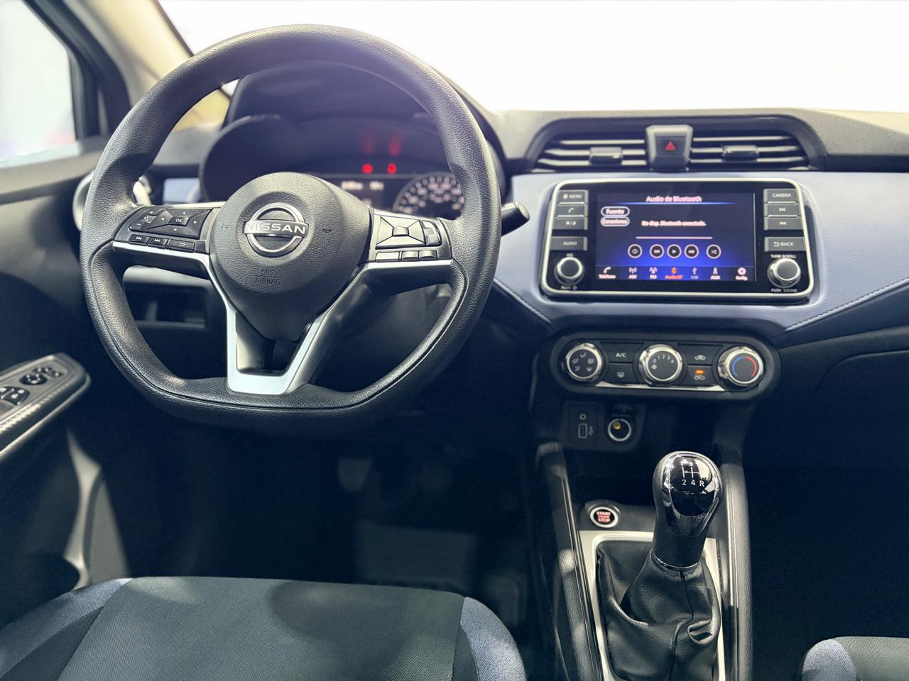2023 NISSAN Versa 4 pts. Advance, TM5, a/ac., f. niebla, RA-16