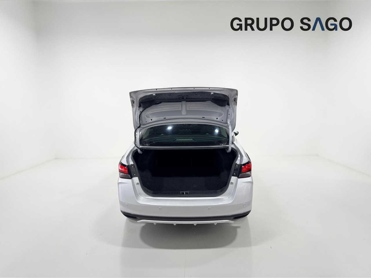 2023 NISSAN Versa 4 pts. Advance, TM5, a/ac., f. niebla, RA-16