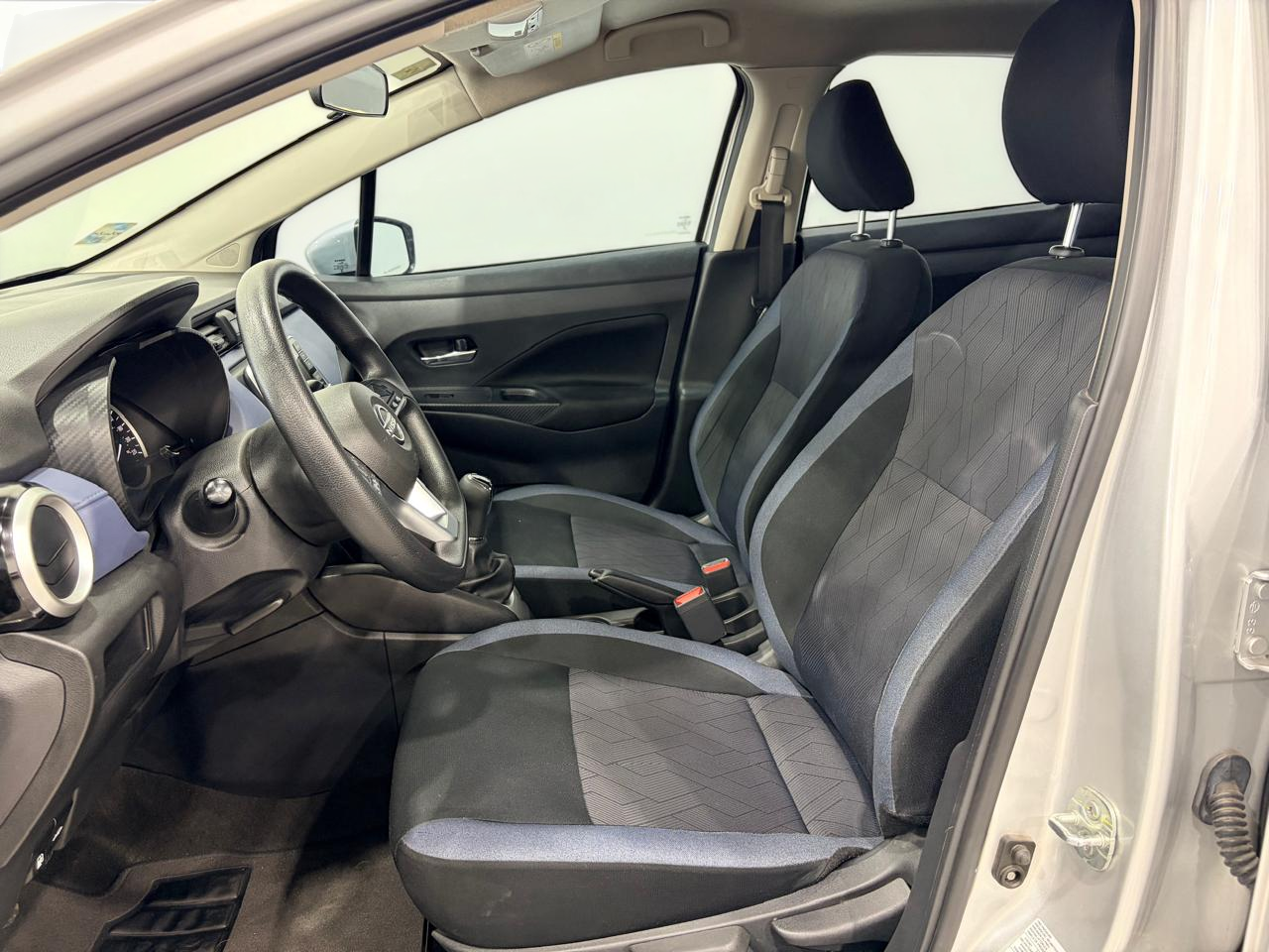 2023 NISSAN Versa 4 pts. Advance, TM5, a/ac., f. niebla, RA-16