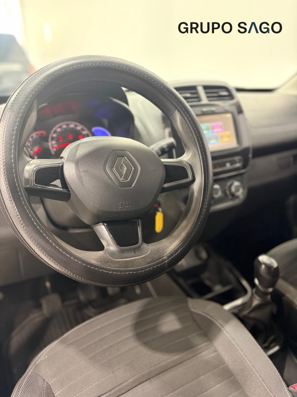 2021 RENAULT Kwid 5 pts. HB Outsider y Bitono, TM5, a/ac., VE del., ABS, f. niebla, R-14